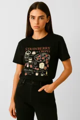 Remera negra de algodón con estampado de receta de crepes de frutilla.