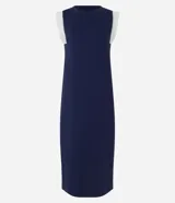Vestido midi azul marino de algodón, con cuello redondo, sin mangas y detalle de sisa contrastante en color blanco. Incluye cinturón negro con hebilla metálica.