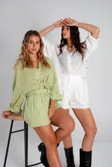 Conjunto verde claro con camisa de manga larga abotonada y short.