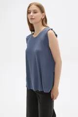 Remera azul de viscosa con cuello redondo y mangas cortas con volados. Corte holgado y largo a la cadera.