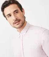 Camisa celeste de manga corta, corte comfort, con cuello abotonado y cierre frontal con botones.