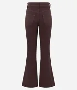 Pantalón flare de sarga color marrón chocolate, de tiro alto y corte ajustado en la cadera.