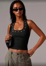 Musculosa negra con cuello halter y detalle de ojales metálicos.