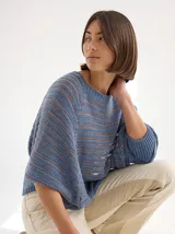 Buzo tipo poncho con mangas, tejido de punto color celeste con rayas horizontales marrones.