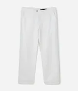 Pantalón de vestir blanco, de corte recto, con bolsillos laterales y traseros. Se ajusta a la cintura con cinturón de cuero marrón.