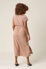 Vestido camisero color beige con cuello, botones frontales, mangas cortas y lazo ajustable en la cintura.