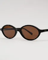 Anteojos de sol con armazón de acetato premium negro, forma ovalada y cristales polarizados con filtro UV 400. Presentan un diseño de inspiración setentosa.