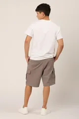 Bermuda cargo color gris con bolsillos laterales y corte a la rodilla.