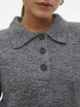 Sweater gris de punto con cuello polo y cierre parcial con botones.