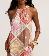 Vestido midi evasê sin mangas, confeccionado en viscolino con cuello halter y estampado tropical con cuadros e ilustraciones. El tejido contiene viscosa certificada.