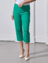 Pantalón capri verde esmeralda de gabardina elastizada, marca Zac & Reachel. Pretina ancha elastizada. Delantera con bolsillos simulados. Trasera con bolsillos simulados.