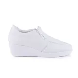Zapato de cuero negro USAFLEX modelo Perawat, con taco corrido y cierre lateral con cremallera.