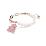 Pulsera de doble hilera con cadena de eslabones dorados y perlas de cristal. Incluye un dije colgante de oso color rosa con incrustaciones de cristales. Cierre de mosquetón ajustable.