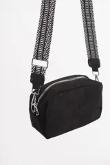 Bolso negro de diseño compacto con cierre y asas de estilo étnico.