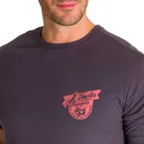 Remera gris de algodón con cuello redondo y manga corta. Estampado pequeño en el pecho con el logo de la marca en color rojo.