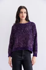 Sweater tejido en chenille suave color violeta, con calce relajado y lentejuelas aplicadas en toda la prenda. Terminaciones en punto rib.