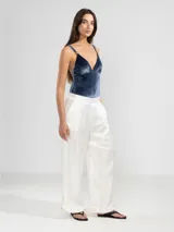 Pantalón de lino italiano con hilo metalizado color azul marino, de corte recto y talle medio, con cintura elástica en la parte posterior y bolsillos delanteros.