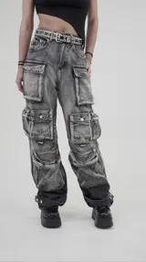 Cinturón de eco cuero negro con tachas plateadas.