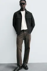 Pantalón de jean celeste de corte recto, con cinco bolsillos, efecto lavado y cierre frontal con botones.