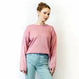 Sweater tejido negro de corte clásico, con cuello redondo y mangas largas.