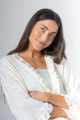 Bata kimono gris claro de algodón con volados en mangas y ruedo. Tiene mangas al codo y lazo de algodón para ajustar en la cintura.