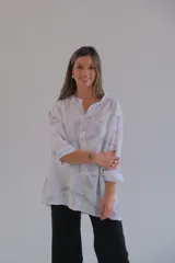Camisa blanca de mangas 3/4 con estampado batik en tonos grises, cuello mao y cierre parcial con botones.
