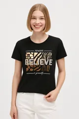 Remera negra de manga corta con estampado frontal con la frase "Always Believe in yourself" y detalles de foil dorado.