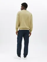 Buzo de cuello redondo color arena con logo Tommy Jeans bordado en relieve en el pecho y bandera bordada en el puño.