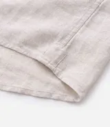 Camisa de hombre de manga corta confeccionada en una mezcla de lino y algodón, marca Marfinno. Presenta un calce confort, cuello clásico, cierre frontal con botones y un bolsillo de parche con solapa en el pecho. Las mangas cuentan con un detalle de dobladillo.