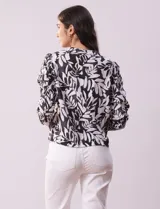 Chaqueta de lino estampada en blanco y negro, marca Zac & Rachel. Cuello a la base y abertura central con botones. Delantera con bolsillos.