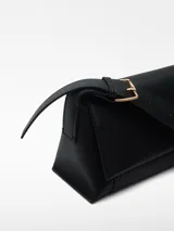 Bolso de hombro negro de poliéster y poliuretano, con correa regulable con hebilla metálica, cierre de solapa y logo grabado.