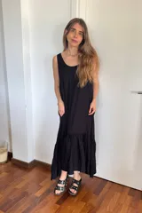 Vestido largo negro de lino rústico con volado en el ruedo y corte holgado.