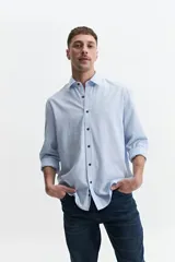 Camisa de algodón color azul oscuro, con cuello clásico y corte semi slim.