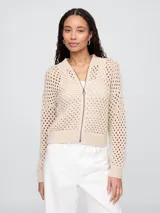 Campera bomber color beige, tejida a crochet con cierre frontal y cuello polo.