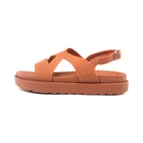 Sandalias bajas color beige con tiras anchas cruzadas en el empeine y pulsera al tobillo con hebilla.