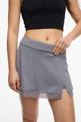 Short deportivo color lila con calza interna y bolsillo lateral. Presenta un frente cruzado y detalle de microtul.