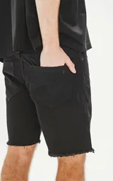 Bermuda negra de gabardina elastizada con cintura con bragueta y botón metálico. Tiene calce regular, dos bolsillos delanteros y dos traseros.