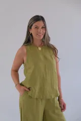 Musculosa verde pistacho de lino, con corte recto y cuello redondo.