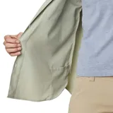 Camisa de manga larga color verde claro, con dos bolsillos frontales con botón y tecnología Omni-Shade™ con protección solar FPU 50 y Omni-Wick™ de secado rápido.