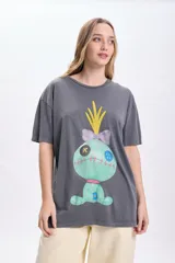 Remera gris de corte amplio con estampado de Scrump, el muñeco de Lilo & Stitch.