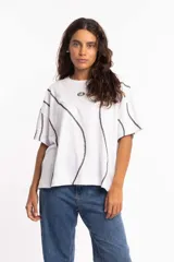 Remera boxy fit blanca con costuras visibles y diseño moderno.