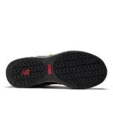 Championes urbanos New Balance modelo 808, color negro con detalles en blanco y suela marrón.