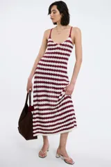 Vestido midi tejido a crochet, con breteles finos y diseño a rayas horizontales color crudo y borgoña.