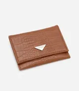 Billetera pequeña color marrón con textura croco y cierre con botón a presión.