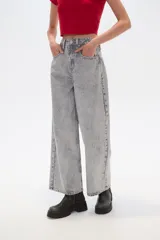 Pantalón recto de algodón a rayas verticales en tonos grisáceos.