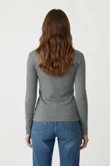 Polera verde militar de algodón y elastano, corte ajustado y cuello alto.