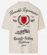 Remera color crema de corte boxy, con cuello redondo y mangas cortas. Presenta un estampado de automovilismo con un escudo rojo, una letra "D" estilizada y banderas a cuadros.