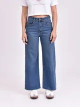 Pantalón de jean azul de corte ancho y tiro alto.