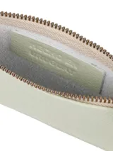 Sobre color verde agua de cuero con correa de mano y cierre metálico.