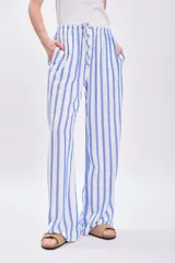Pantalón de pijama celeste y blanco a rayas verticales, de corte recto y tiro alto.